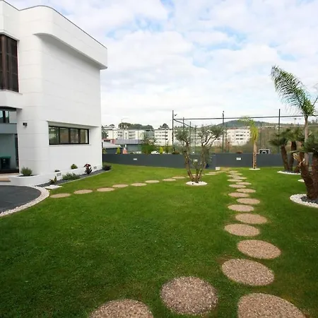 Сasa de vacaciones Requinte House