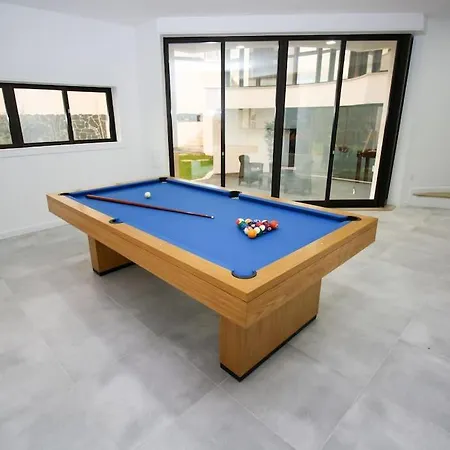 Сasa de vacaciones Requinte House